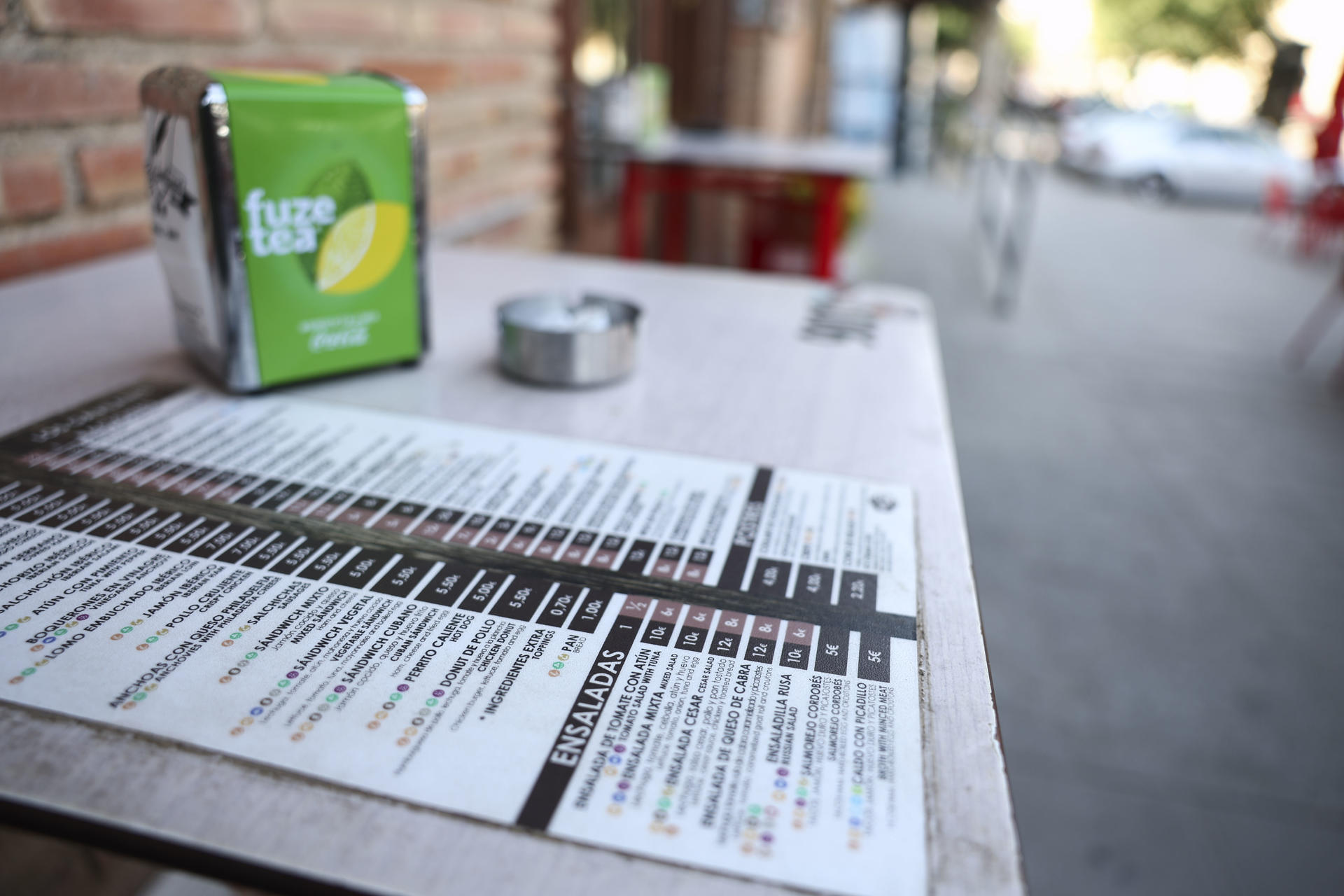 Carta de un bar este miércoles en Toledo. EFE/ Ismael Herrero