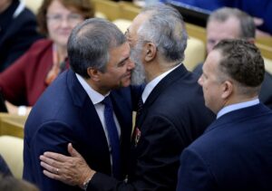 Fotografía de archivo de Viacheslav Volodin (2i), conocido como el ideólogo del Kremlin y presidente de la Duma o cámara de diputados de Rusia, durante una reunión de diputados rusos, en Moscú (Rusia). EFE/Natalia Kolesnikova/POOL