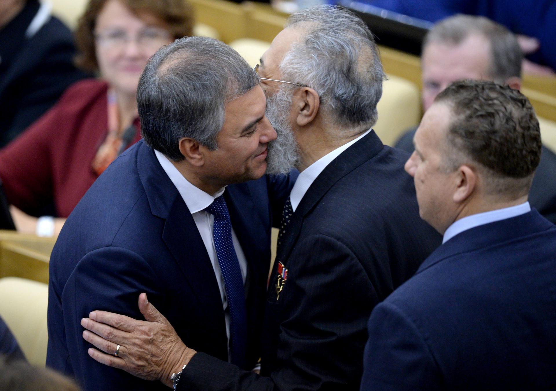 Fotografía de archivo de Viacheslav Volodin (2i), conocido como el ideólogo del Kremlin y presidente de la Duma o cámara de diputados de Rusia, durante una reunión de diputados rusos, en Moscú (Rusia). EFE/Natalia Kolesnikova/POOL