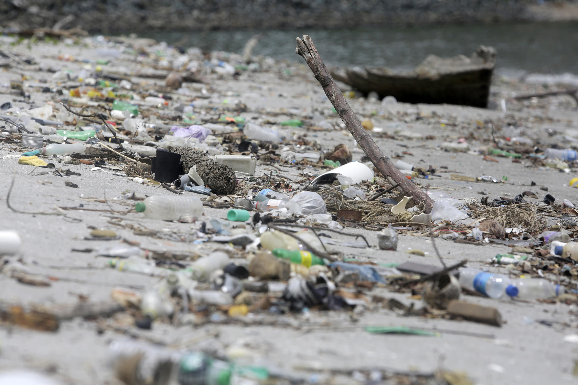 Fotografía de plásticos acumulados en la Cinta Costera del 05 de agosto de 2025 en la bahía de Ciudad de Panamá (Panamá). EFE/ Carlos Lemos