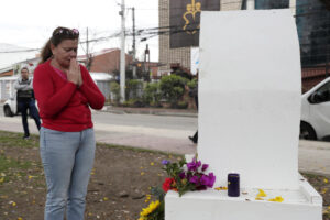 Una persona ora frente a un altar ubicado en el parque El Golfito del barrio Modelia, lugar del atentado contra el senador y precandidato presidencial Miguel Uribe Turbay, este lunes en Bogotá (Colombia). EFE/ Carlos Ortega