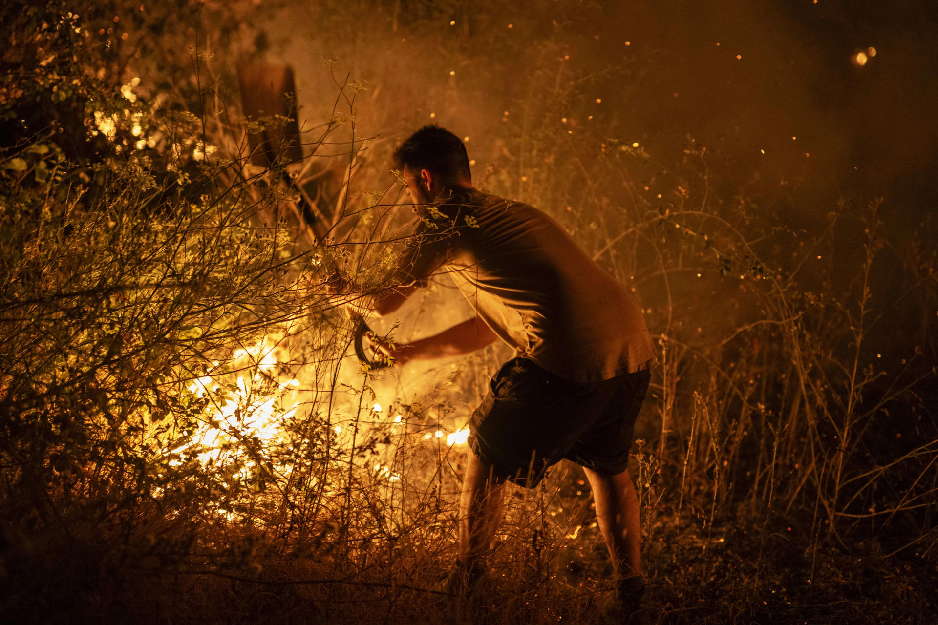Una persona realiza labores de extinción en el incendio forestal de A Rúa (Ourense) este sábado. EFE/Brais Lorenzo