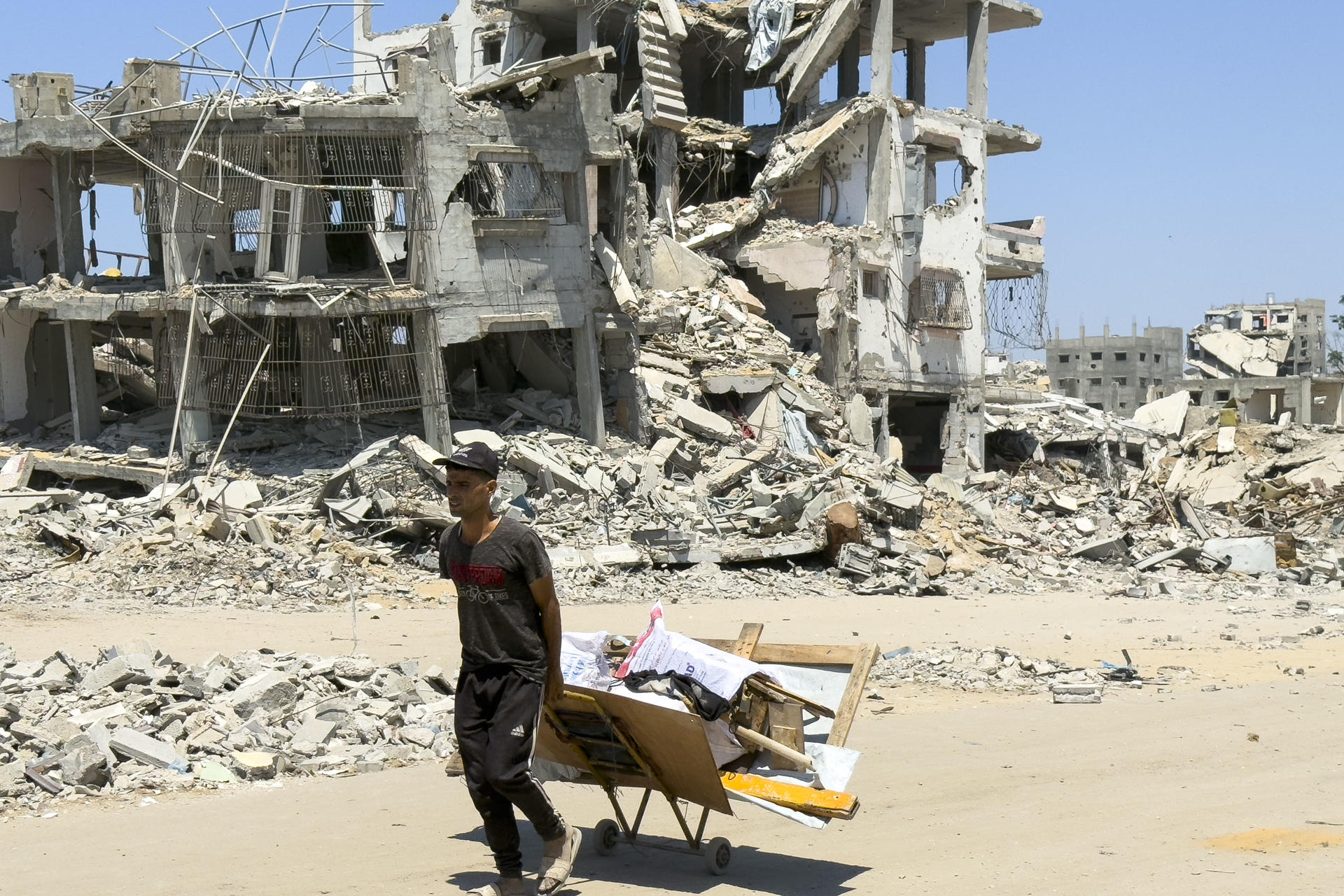 Edificio destruido en la calle Saftawi, que separa Yabalia de la Ciudad de Gaza. EFE/ Ahmad Awad