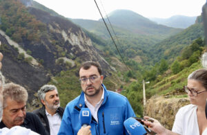 El presidente del Principado, Adrián Barbón, durante la visita que realizó este jueves al pueblo de Perlunes, en el parque natural de Somiedo, afectado por un incendio forestal. EFE/ J. L. Cereijido