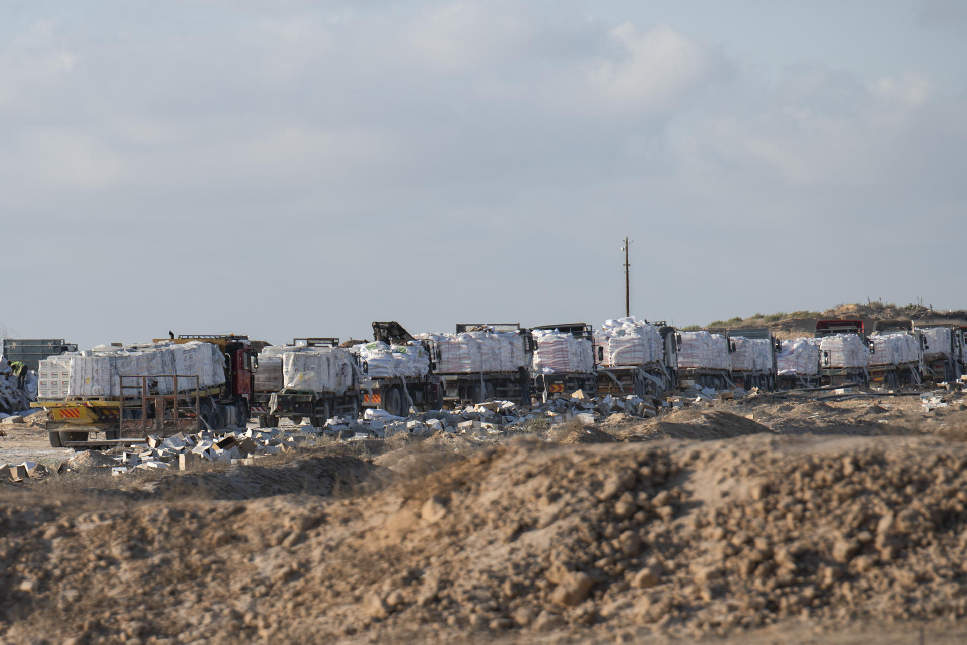 Foto de archivo de camiones con ayuda humanitaria varados en el paso de Rafah, en la frontera entre Egipto y Gaza, a la espera de poder acceder a la Franja. EFE/ Magda Gibelli