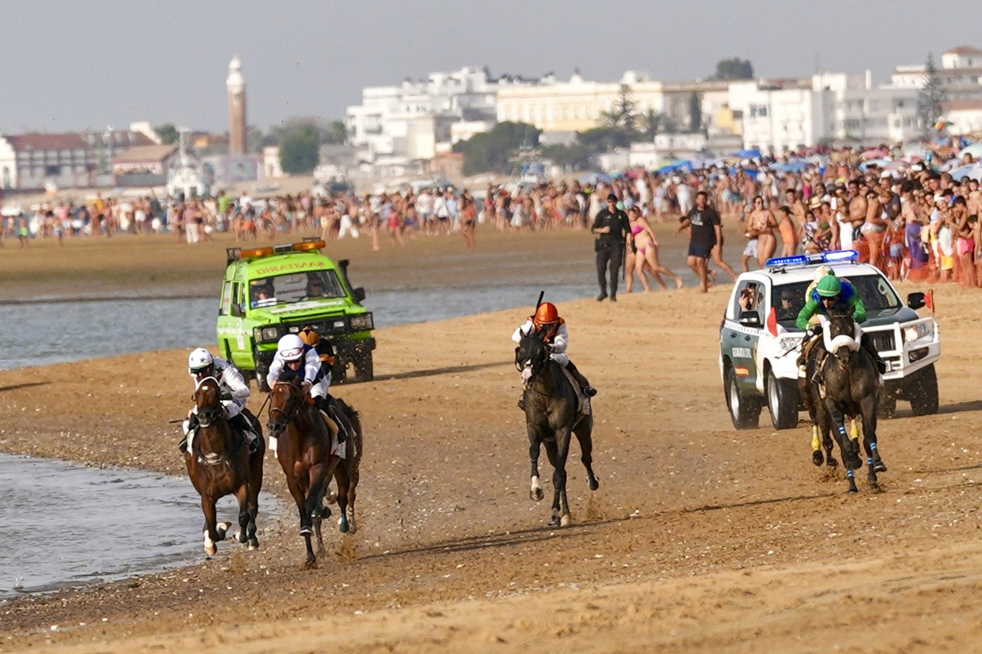 Un momento de la tradicional carrera de caballos disputada este martes en Sanlúcar de Barrameda (Cádiz). EFE/Román Ríos.