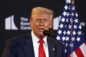 El presidente de Estados Unidos, Donald Trump, habla mientras organiza un evento en el Centro John F. Kennedy para las Artes Escénicas, en Washington. EFE/EPA/WILL OLIVER / POOL