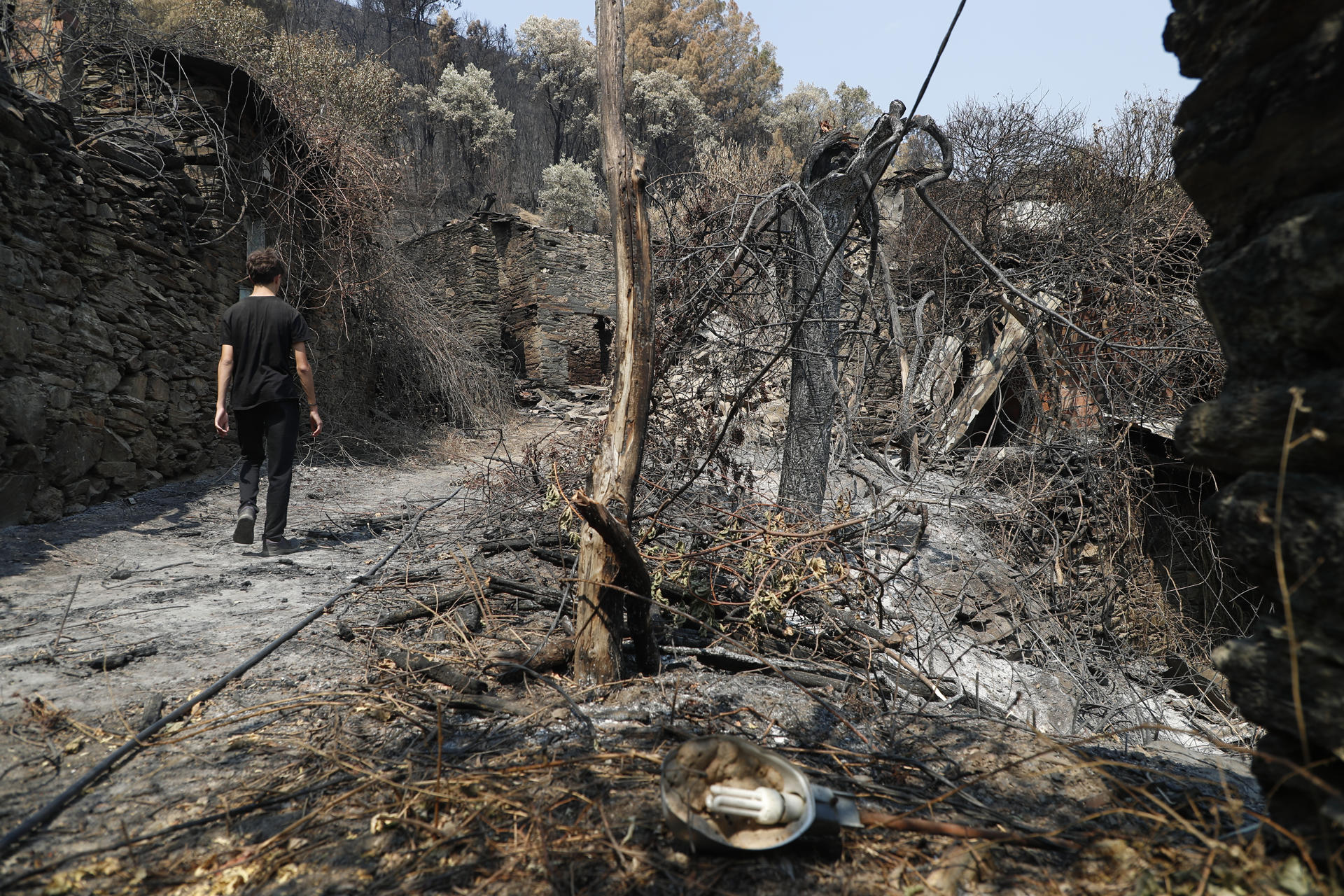 En la imagen, Lois, nieto de los dos últimos habitantes, camina por el pueblo arrasado de sus abuelos. EFE/ Eliseo Trigo
