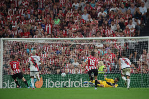 El delantero del Athletic Club Maroan Sannadi (c) dispara a puerta durante el encuentro correspondiente a la segunda jornada de LaLiga EA Sports disputado entre el Athletic Club y el Rayo Vallecano en San Mamés, este lunes. EFE/ Luis Tejido