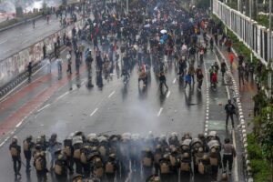 Enfrentamientos entre manifestantes y policía registrados el jueves durante una protesta en Yakarta.
EFE/EPA/MAST IRHAM