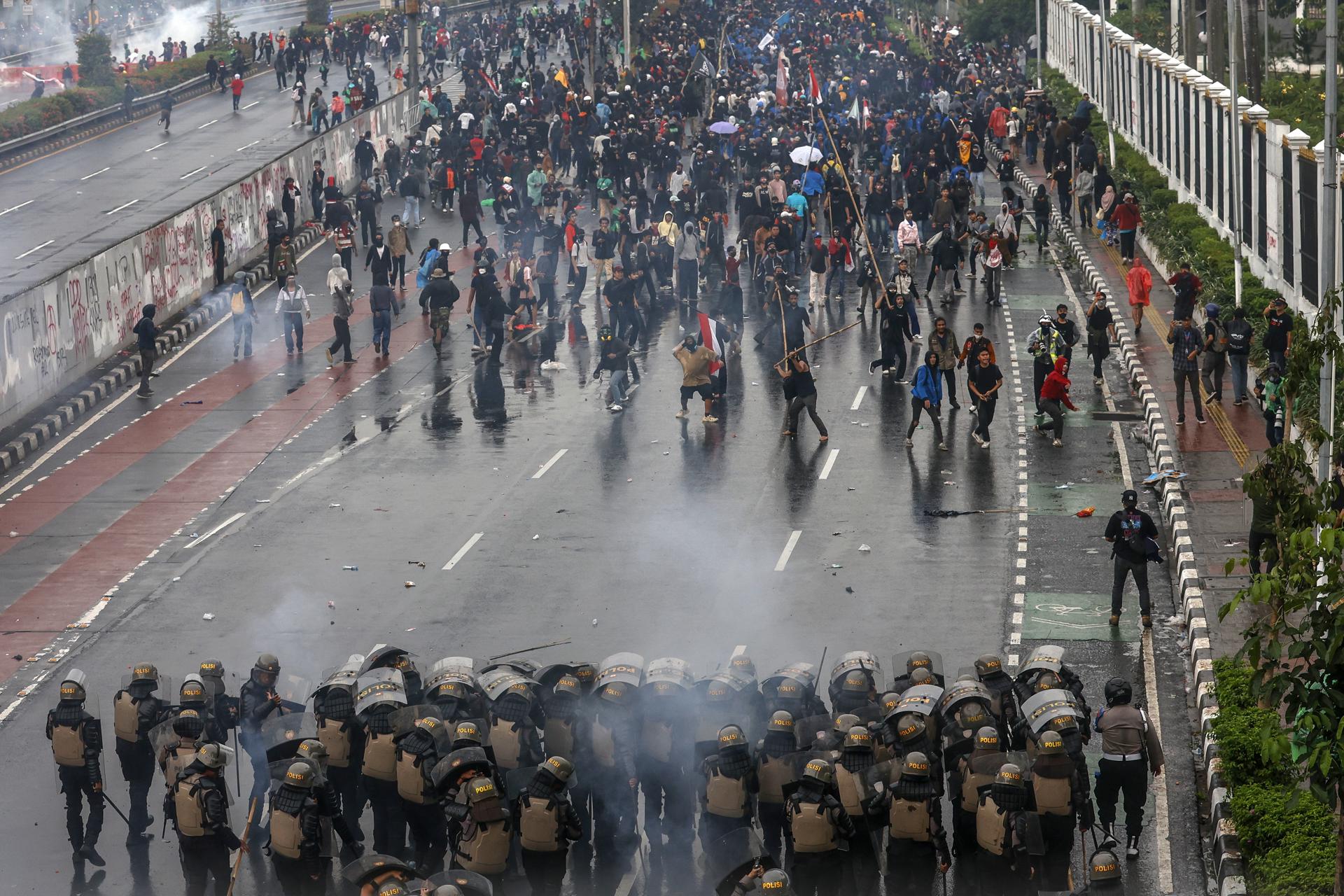 Enfrentamientos entre manifestantes y policía registrados el jueves durante una protesta en Yakarta.
EFE/EPA/MAST IRHAM