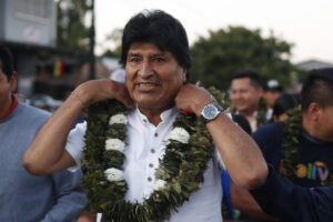 El expresidente de Bolivia Evo Morales habla con simpatizantes este domingo, en una sede sindical en Villa 14, municipio de Villa Tunari (Bolivia). EFE/Rodrigo Sura