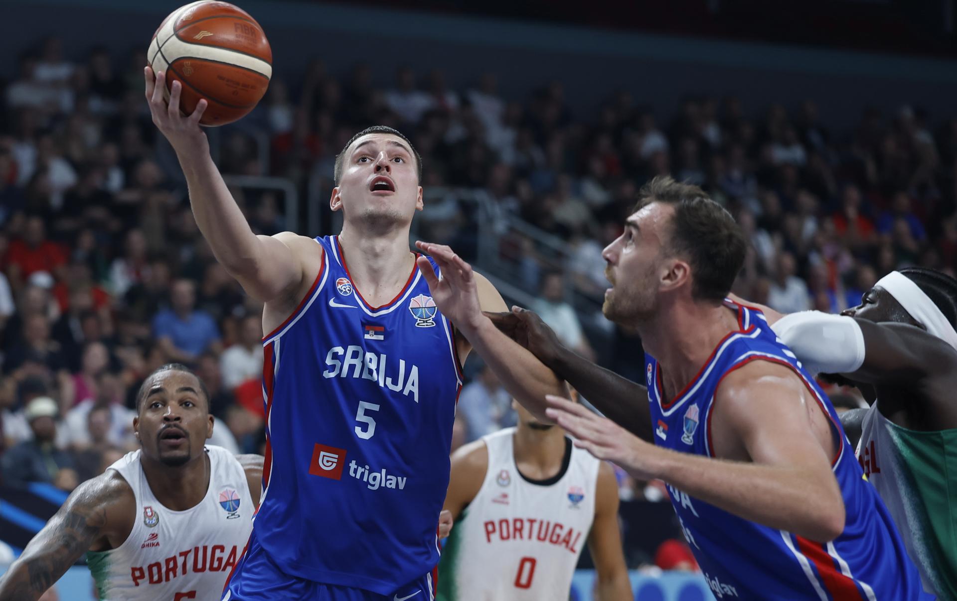 El serbio Nikola Jovic (i), durante una jugada del partido que enfrentó a su selección con la de Portugal en el partido del Eurobasket 2025 disputado este viernes en Riga. EFE/TOMS KALNINS