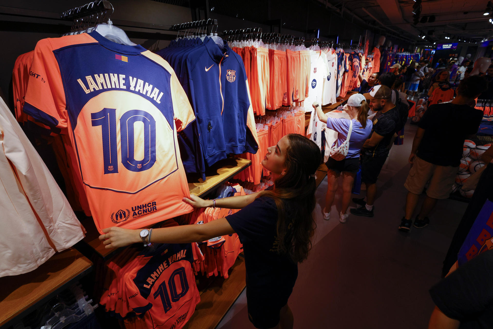 Aspecto de la tienda oficial del FC Barcelona este martes en que el Barcelona ha presentado la tercera equipación para la temporada 2025-26 de color "mango brillante", que pretende ser un homenaje al equipo entrenado por Pep Guardiola que conquistó los seis títulos en el año 2009. EFE/ Quique García
