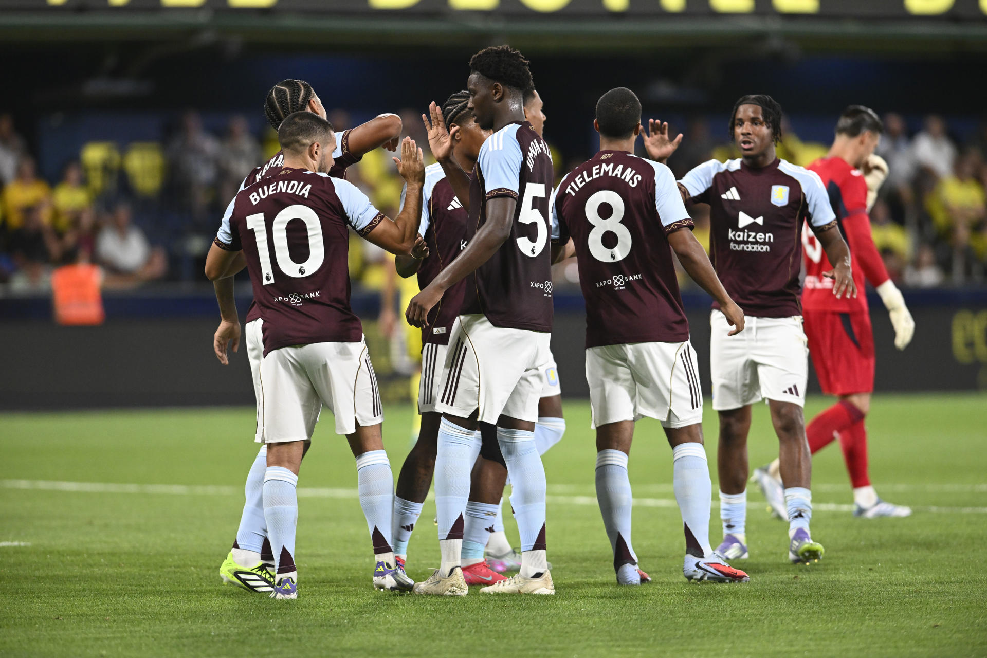 El centrocampista argentino del Aston Villa Emiliano Buendía (i) celebra su gol con sus compañeros durante el partido del Trofeo de la Cerámica que Villarreal CF y Aston Villa juegan este domingo en el estadio de La Cerámica, en Villarreal. EFE/Andreu Esteban