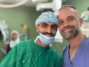 El médico anestesista y médico de urgencias Raúl Incertis con el cirujano vascular gazatí Mahmmoud Aldrini. Foto cedida por Incertis.