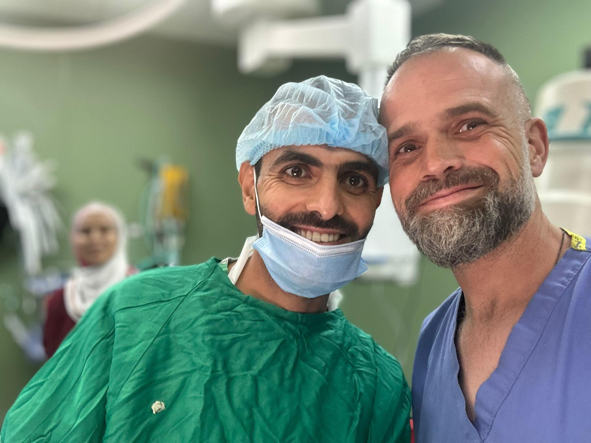 El médico anestesista y médico de urgencias Raúl Incertis con el cirujano vascular gazatí Mahmmoud Aldrini. Foto cedida por Incertis.