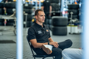 Cuando el español Álex Palou llegó a la IndyCar en 2020 vivía como un sueño la idea de ganar un campeonato. Cinco años después, luce cuatro coronas en su palmarés, una 500 Millas de Indianápolis y la semana pasada celebró su tercer título consecutivo. En una entrevista con EFE en Milwaukee, sede este domingo de la penúltima carrera de la temporada, el catalán reconoció que si alguien se lo hubiera dicho en 2020, le diría que está "loco". EFE/Kenneth Fernandez