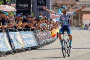 El ciclista Damiano Caruso, del equipo Bahrain Victorious, ha ganado en la cuarta etapa de la Vuelta Ciclista a Burgos. Caruso ha logrado una victoria inesperada este viernes al imponerse en la exigente cuarta etapa de la Vuelta a Burgos, sorprendiendo tanto al pelotón como a sí mismo, y ha destacado la dificultad de seguir sumando victorias.EFE/ Santi Otero