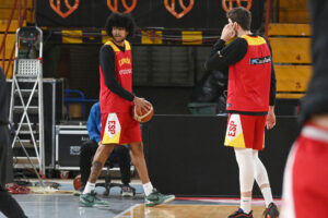 Fotografía de J.Casares, en la que puede verse en una imagen de archivo del 21 de febrero de 2025 al pívot Izan Almansa (i) durante un entrenamiento con la selección española de baloncesto. EFE