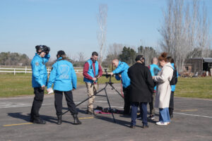 Fotografía cedida por el Centro de Estudios Legales y Sociales (CELS) que muestra a integrantes de la División Balística de la Policía de la Ciudad y a peritos observadores en una prueba de reconstrucción de un disparo este lunes, en General Rodríguez (Argentina). EFE/ Centro de Estudios Legales y Sociales