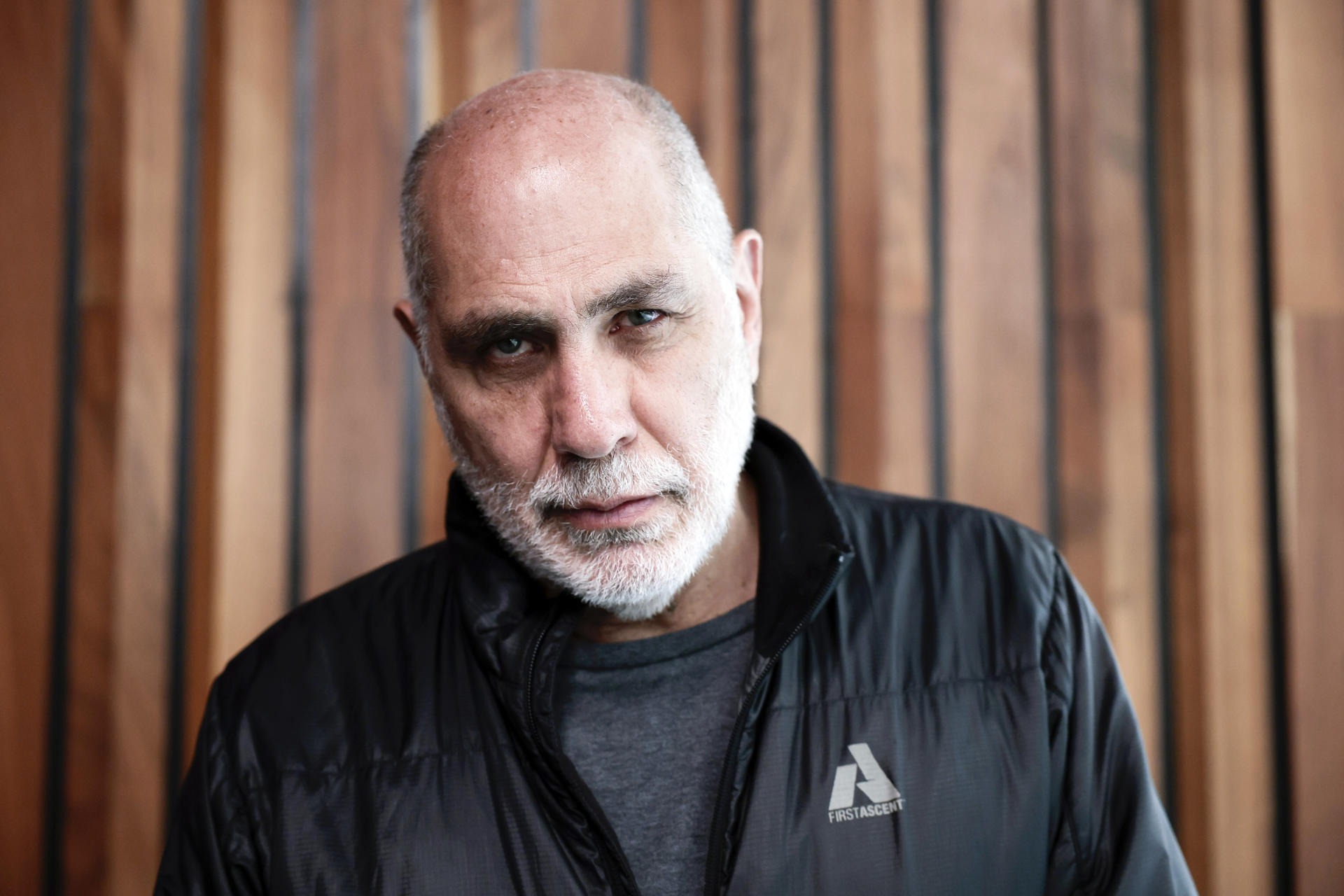 El escritor mexicano Guillermo Arriaga posa luego de una entrevista con EFE este martes, en Ciudad de México (México). EFE/ José Méndez