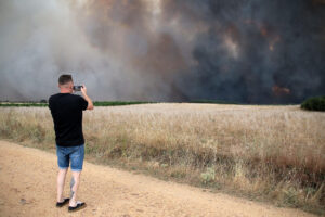 El avance de las llamas en la provincia de León del incendio iniciado en Molezuelas de la Carballeda (Zamora) ha provocado el desalojo de otras 13 localidades en la provincia de León, por lo que ya son 5.500 los vecinos evacuados de 19 poblaciones leonesas desde el día de ayer. Las llamas avanzan rápidamente favorecidas por el intenso viento, que obligó a la evacuación a primera hora de la tarde de hoy martes de unos 300 vecinos de las localidades de Herreros de Jamuz, Palacios de Jamuz, Quintanilla de Florez y Quintana y Congosto. EFE/J.Casares
