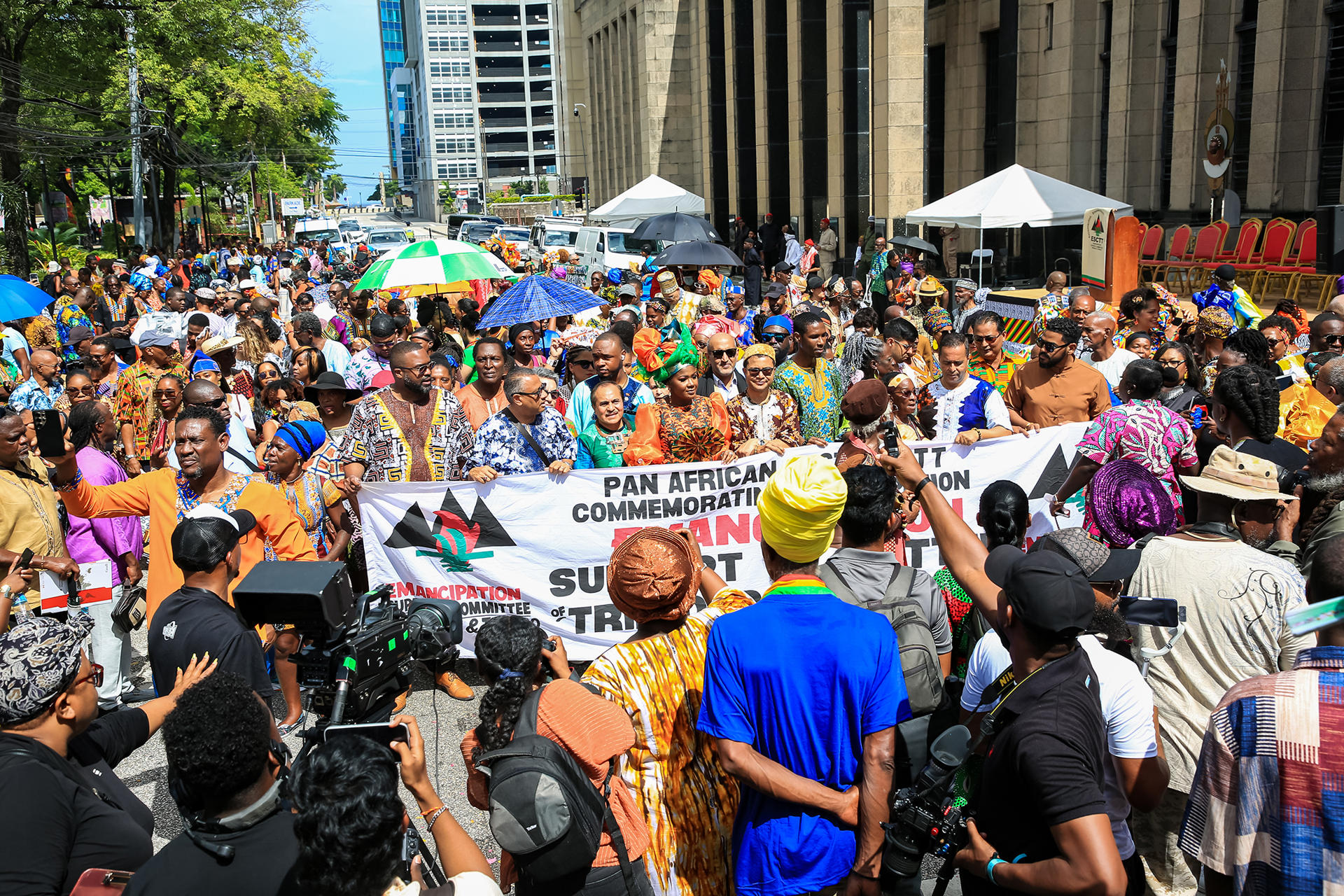 Personas participan en el inicio de la tradicional Procesión de la Calle Kambule por el Día de la Emancipación este viernes, en Puerto España (Trinidad y Tobago). EFE/ Andrea De Silva