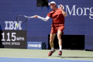 El italiano Jannik Sinner se clasificó para los octavos de final del Abierto de Estados Unidos tras superar en cuatro sets al canadiense Denis Shapovalov. EFE/EPA/SARAH YENESEL