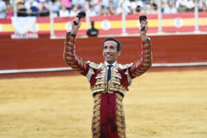 El diestro David de Miranda tras la lidia a su primer toro, durante la segunda de abono de la Feria de Almería celebrada este jueves en la plaza de toros de la localidad andaluza. EFE/Carlos Barba