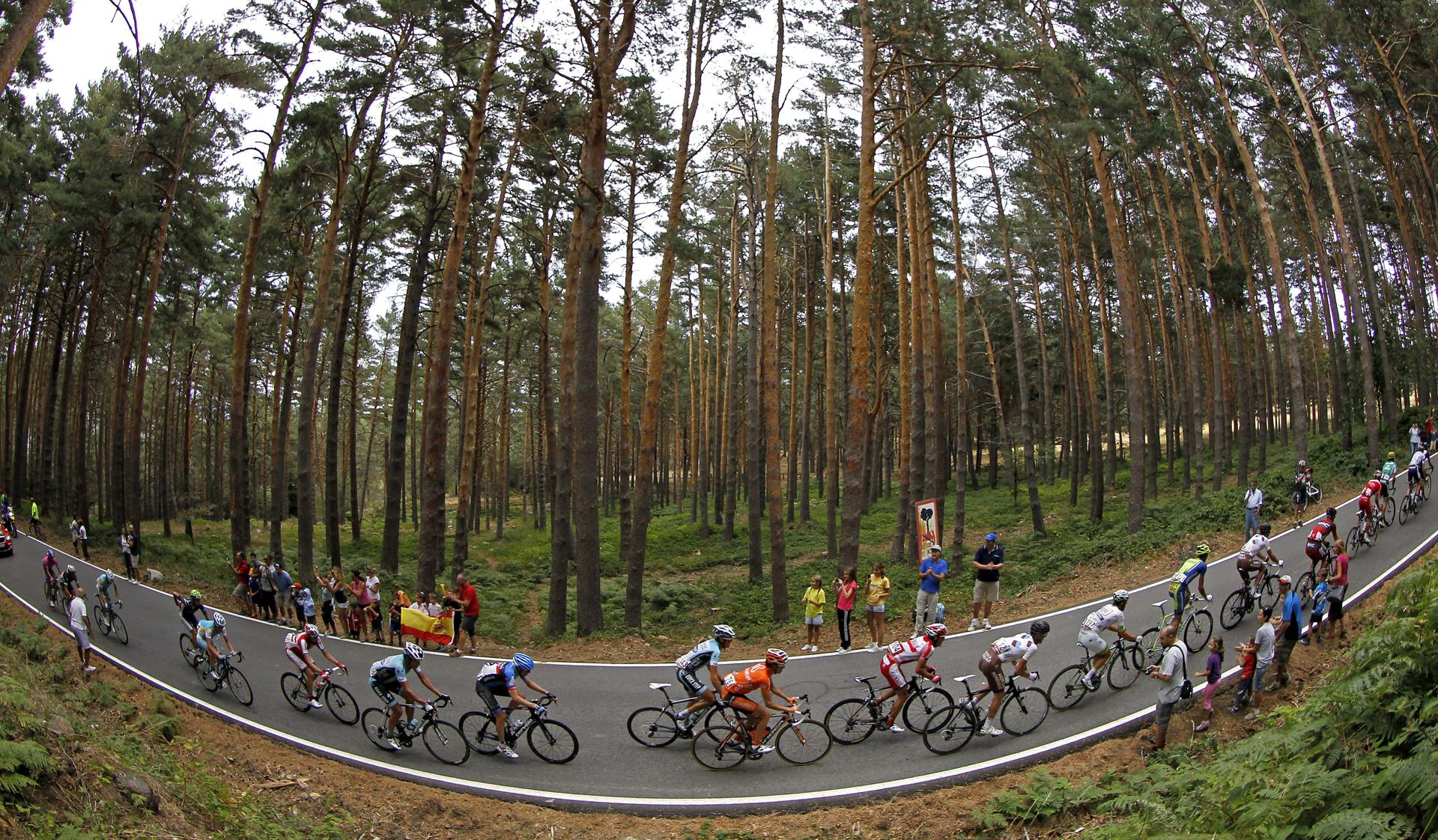 Foto de archivo de la vigésima etapa de la Vuelta a España disputada el 8 de septiembre de 2012, entre La Faisanera y el alto de la Bola del Mundo. EFE/José Manuel Vidal