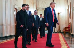 El presidente de Estados Unidos, Donald J. Trump (d), encabeza (de i a d) al presidente de Ucrania, Volodímir Zelenski, al presidente de Finlandia, Alexander Stubb, al primer ministro británico, Keir Starmer, al presidente de Francia, Emmanuel Macron, y a otros líderes europeos. EFE/EPA/AARON SCHWARTZ / POOL