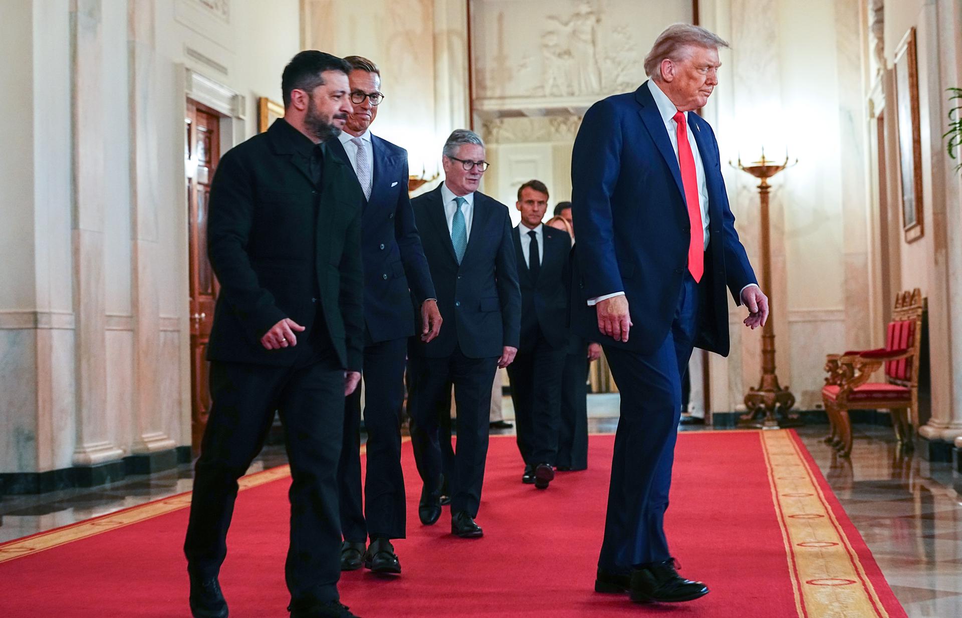 El presidente de Estados Unidos, Donald J. Trump (d), encabeza (de i a d) al presidente de Ucrania, Volodímir Zelenski, al presidente de Finlandia, Alexander Stubb, al primer ministro británico, Keir Starmer, al presidente de Francia, Emmanuel Macron, y a otros líderes europeos. EFE/EPA/AARON SCHWARTZ / POOL