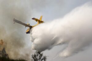 Foto de archivo de un avión contraincendios Canadair CL-415 durante la extinción de un incendio en Portugal. EFE/TIAGO PETINGA