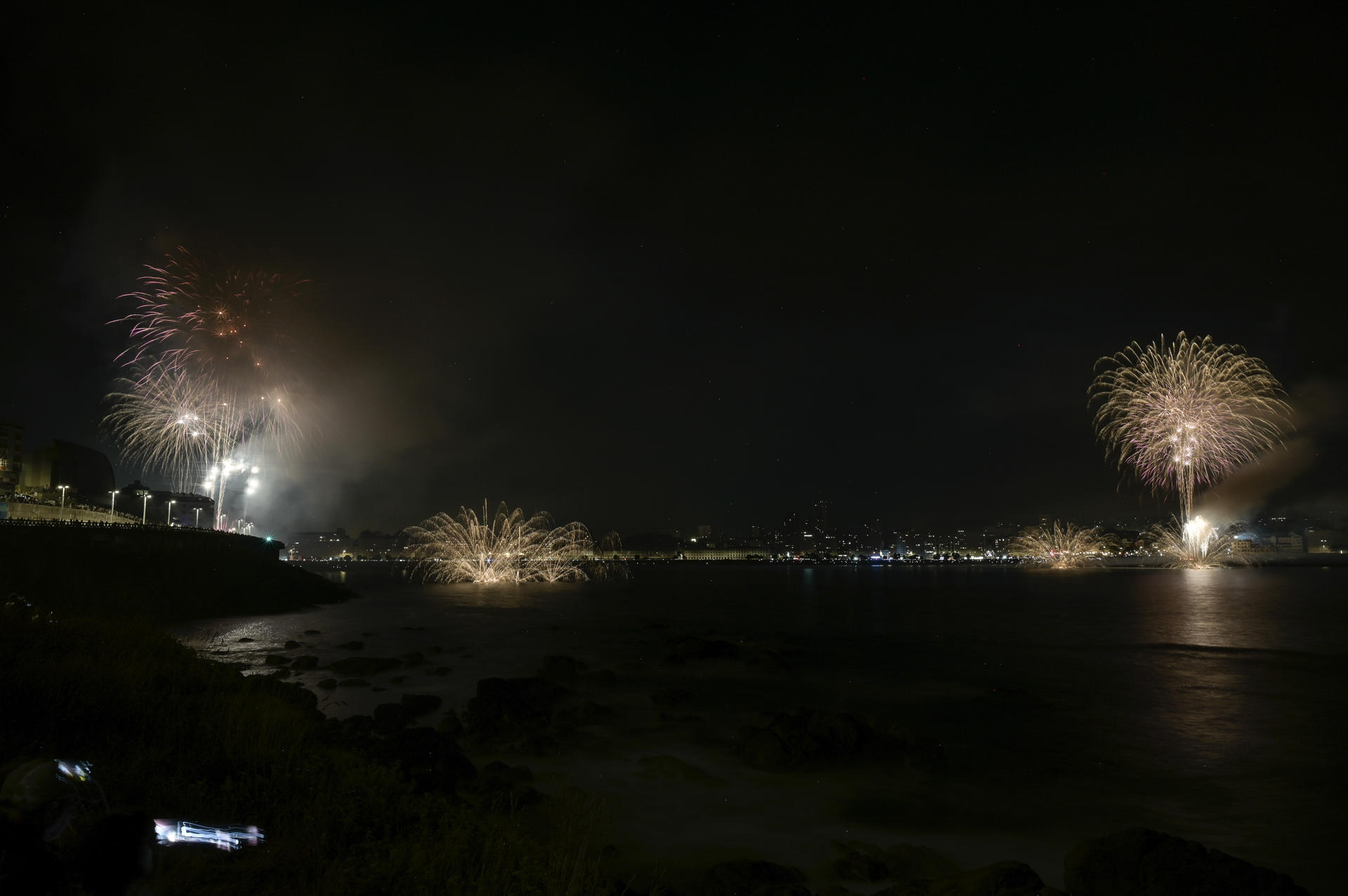La ciudad de A Coruña ha vuelto a rechazar este viernes por la noche la invasión inglesa en una nueva celebración de la batalla naval pirotécnica. Cerca de 100.000 personas se han reunido en torno a la bahía de A Coruña, en las plazas de Riazor y Orzán, para presenciar el espectáculo pirotécnico que simula la batalla que se produjo en A Coruña entre el 4 de mayo de 1589 y el día 19 de aquel mes. La lucha fue entre la Invencible Inglesa, comandada por sir Francis Drake, y las apenas 4.000 personas que vivían en aquella ciudad gobernada por Juan Pacheco de Toledo, marqués de Cerralbo. EFE/ Moncho Fuentes
