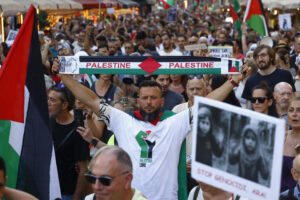 Aspecto de la Marcha por Palestina convocada por la plataforma internacional Global Movement to Gaza, que reclama que "los gobiernos que actúen contra el genocidio de Israel en Gaza, esta tarde en Barcelona. EFE/Quique García