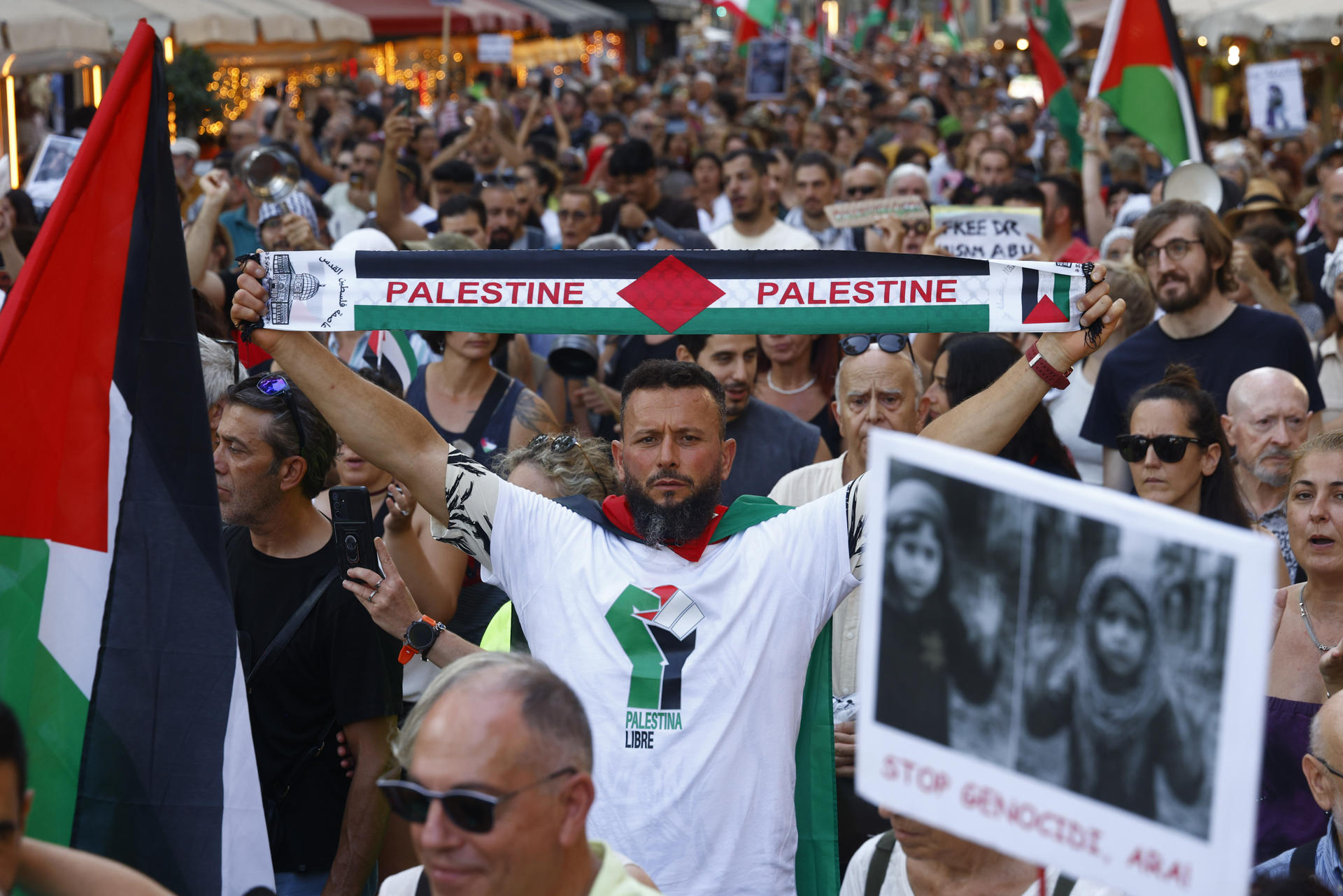 Aspecto de la Marcha por Palestina convocada por la plataforma internacional Global Movement to Gaza, que reclama que "los gobiernos que actúen contra el genocidio de Israel en Gaza, esta tarde en Barcelona. EFE/Quique García