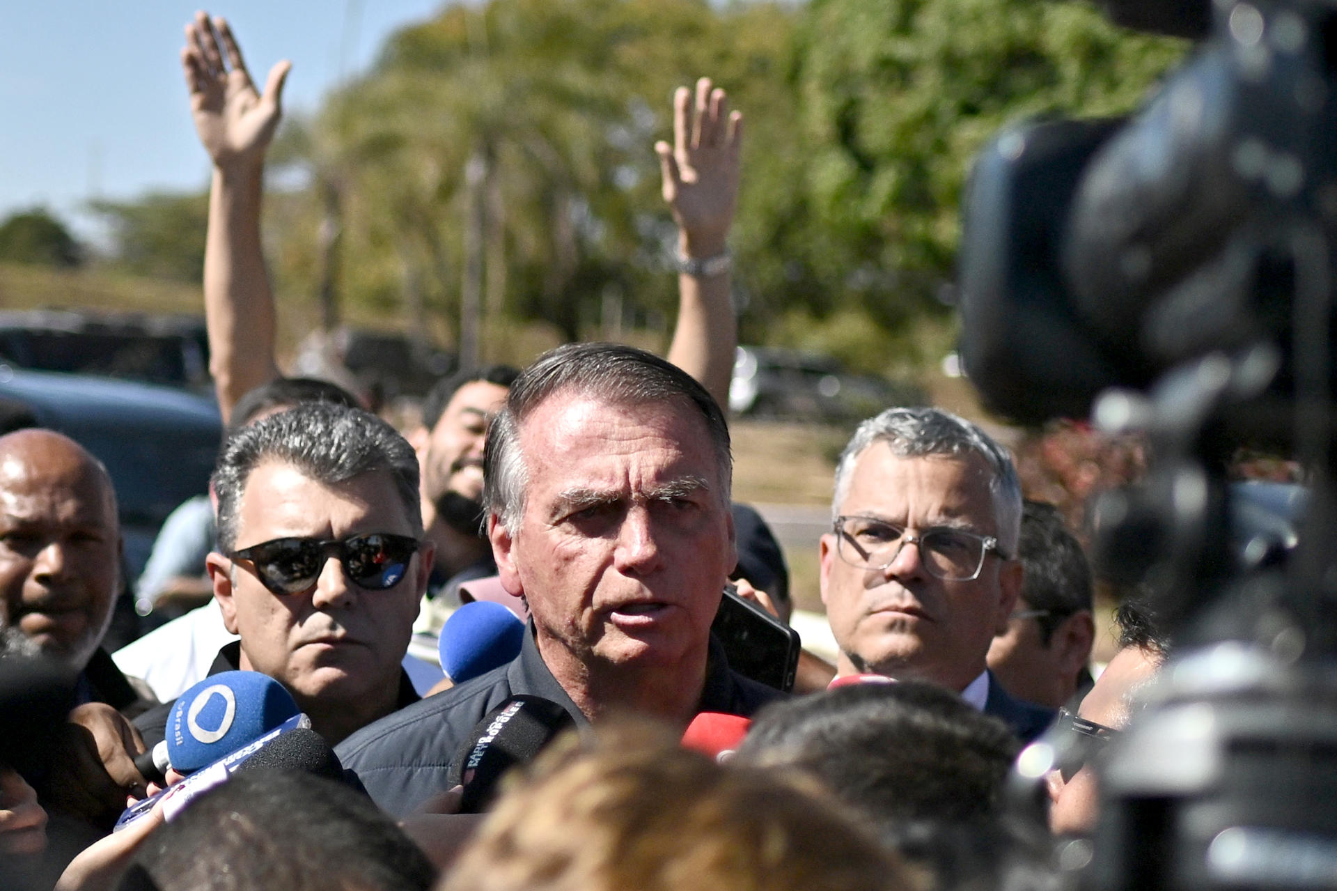 Fotografía de archivo del expresidente de Brasil Jair Bolsonaro (c). EFE/André Borges