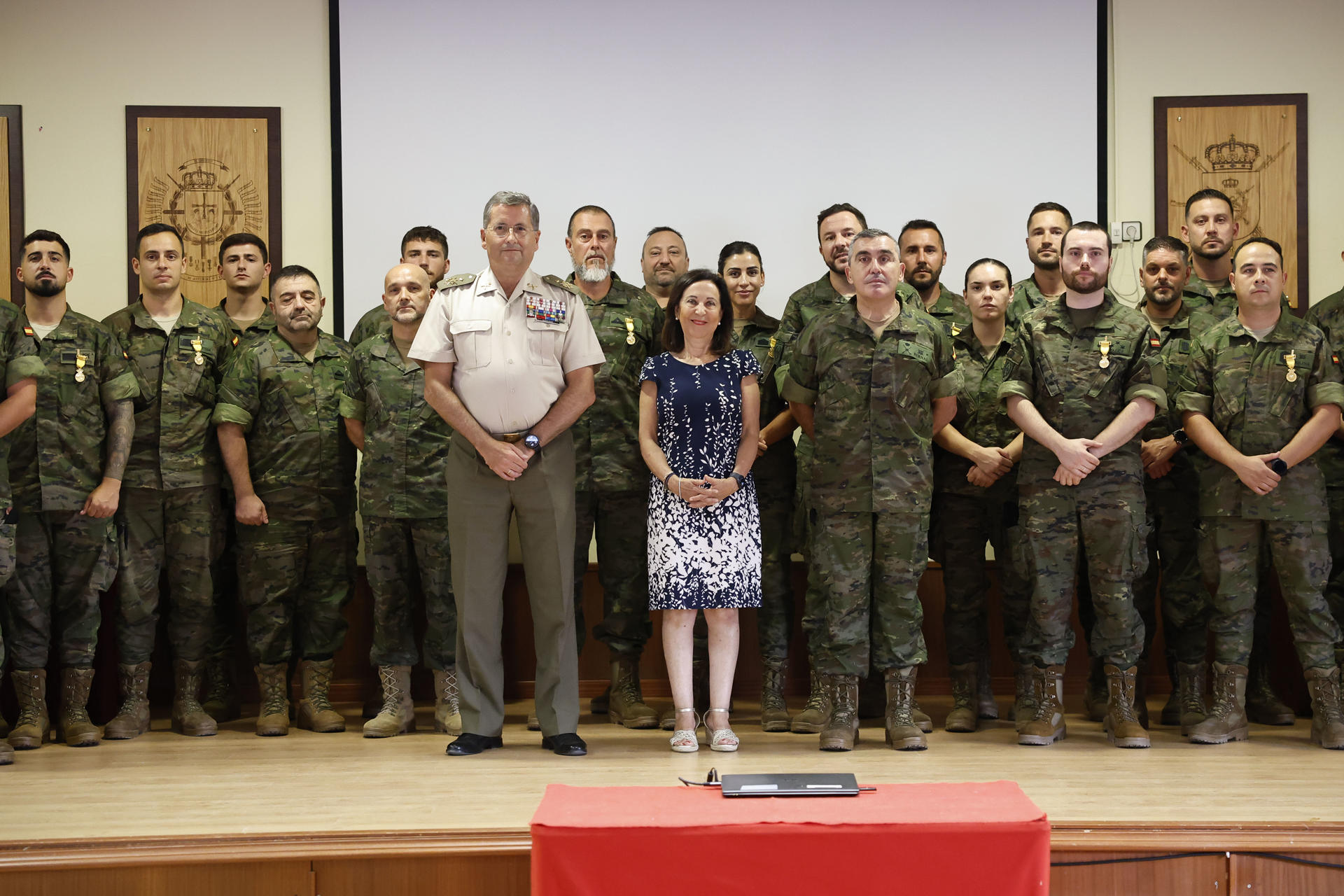 La ministra de Defensa, Margarita Robles (c), visita este lunes la Brigada ‘Guadarrama’ XII en la base militar ‘El Goloso’ en Alcobendas, Madrid, donde entregará condecoraciones a militares que han participado en las labores de apoyo con motivo de la DANA en Valencia. EFE/Chema Moya