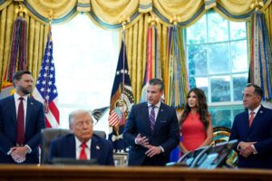 (De i a d) El vicepresidente de EE.UU., J. D. Vance; el presidente de EE.UU., Donald Trump; el secretario de Defensa de EE. UU., Pete Hegseth; la secretaria del Departamento de Seguridad Nacional de EE. UU., Kristi Noem; y el director del Servicio de Alguaciles de EE. UU., Gadyaces Serralta;, durante la firma de una orden ejecutiva en la Oficina Oval de la Casa Blanca. EFE/EPA/AL DRAGO / POOL