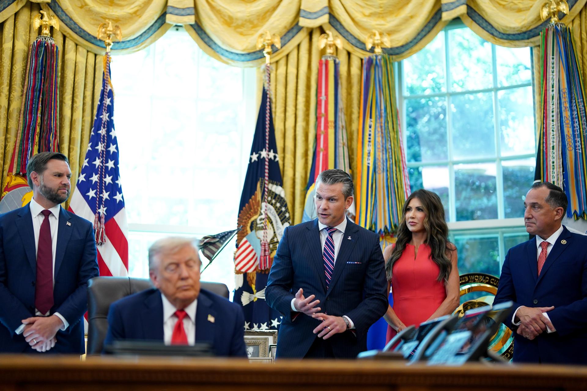 (De i a d) El vicepresidente de EE.UU., J. D. Vance; el presidente de EE.UU., Donald Trump; el secretario de Defensa de EE. UU., Pete Hegseth; la secretaria del Departamento de Seguridad Nacional de EE. UU., Kristi Noem; y el director del Servicio de Alguaciles de EE. UU., Gadyaces Serralta;, durante la firma de una orden ejecutiva en la Oficina Oval de la Casa Blanca. EFE/EPA/AL DRAGO / POOL