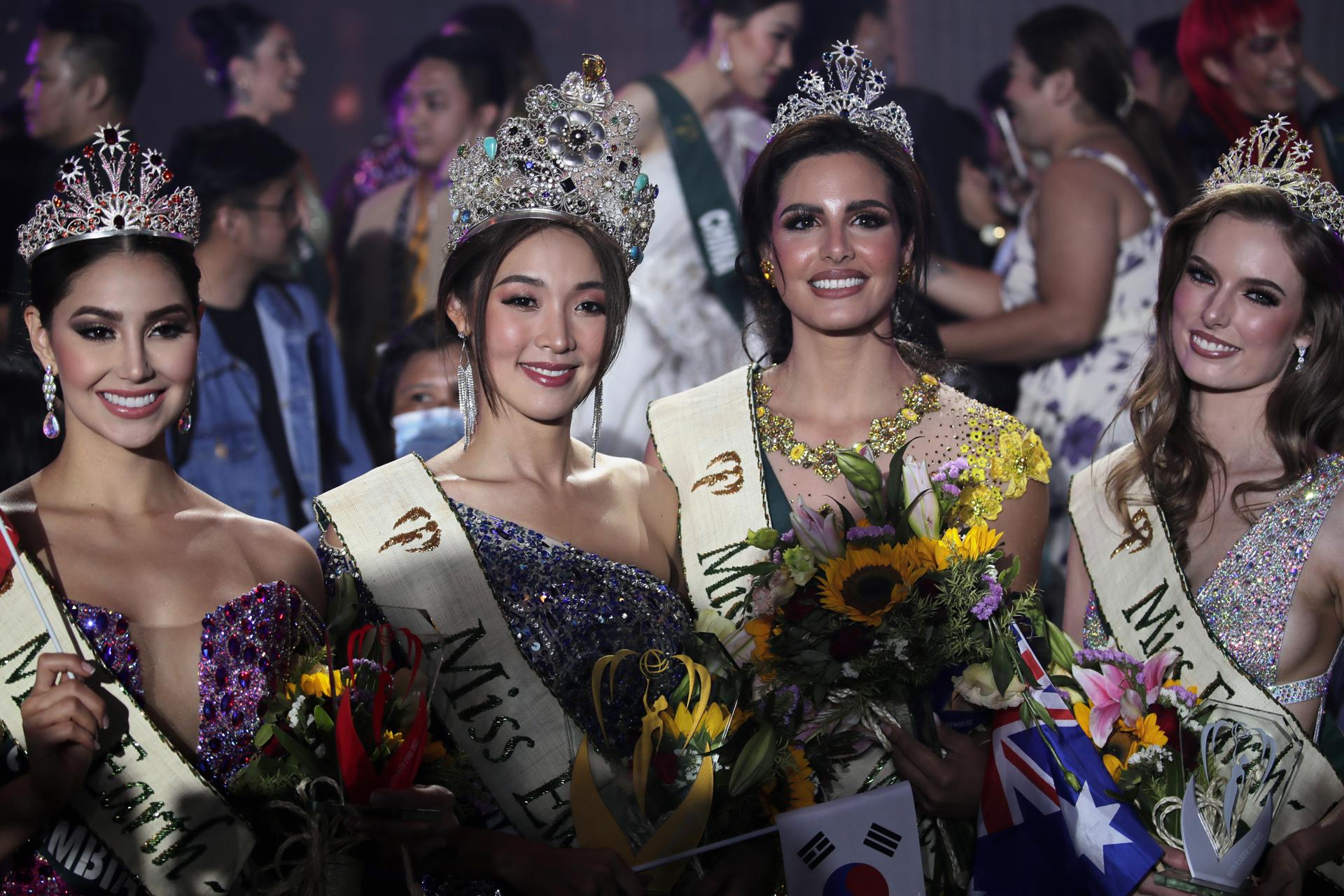 Imagen de 2022 de las misses Andrea Aguilera (Colombia), Mina Sue Choi (Corea del Sur), Nadeen Ayoub (Palestina) y Sheridan Mortlock (Australia) durante un certamen en Manila. EFE/EPA/FRANCIS R. MALASIG