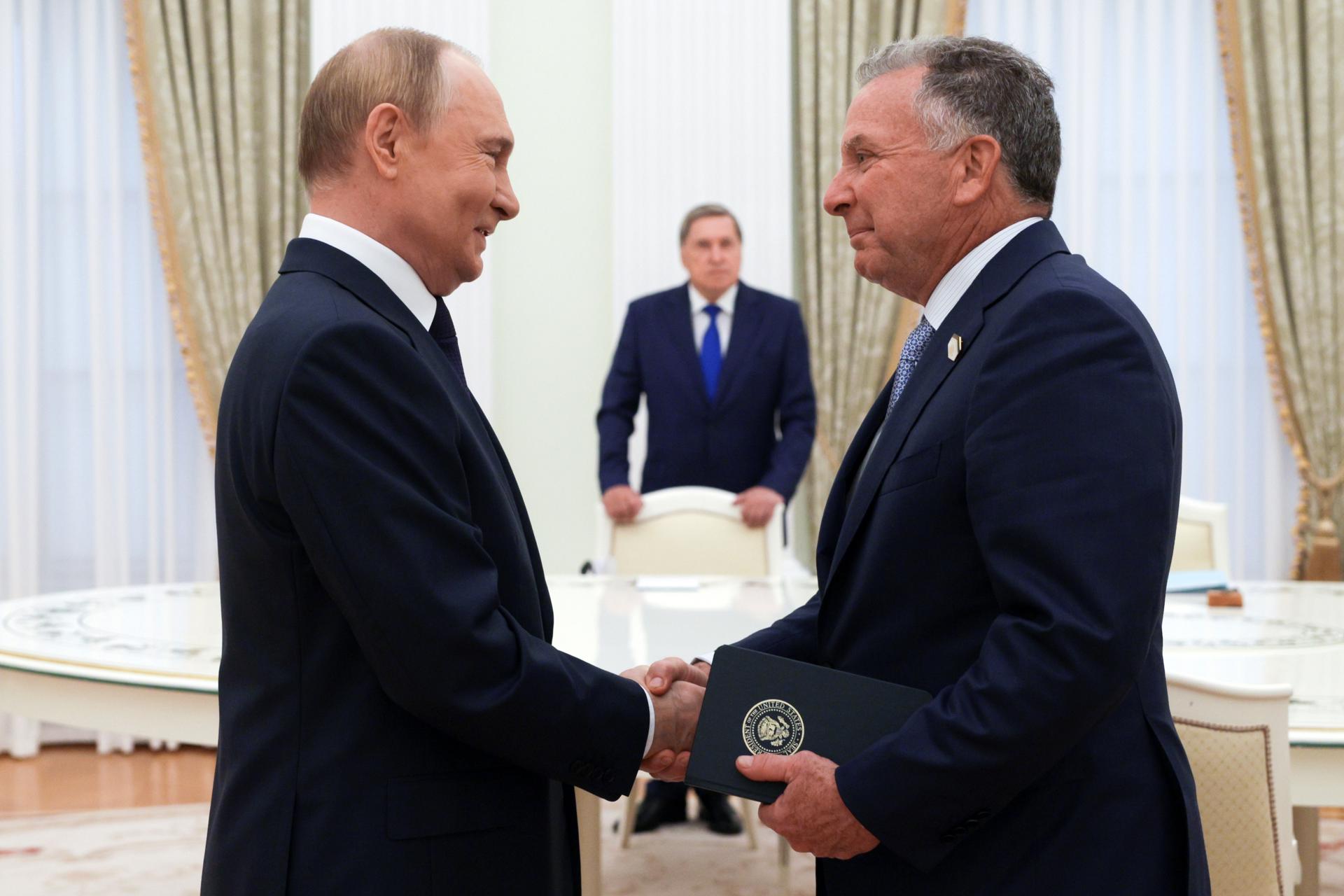 El presidente ruso, Vladimir Putin (izq.), y el enviado especial de Estados Unidos para Oriente Medio, Steve Witkoff, se estrechan la mano antes de una reunión en el Kremlin en Moscú, Rusia, el 6 de agosto de 2025. EFE/EPA/GAVRIIL GRIGOROV / SPUTNIK / KREMLIN POOL MANDATORY CREDIT