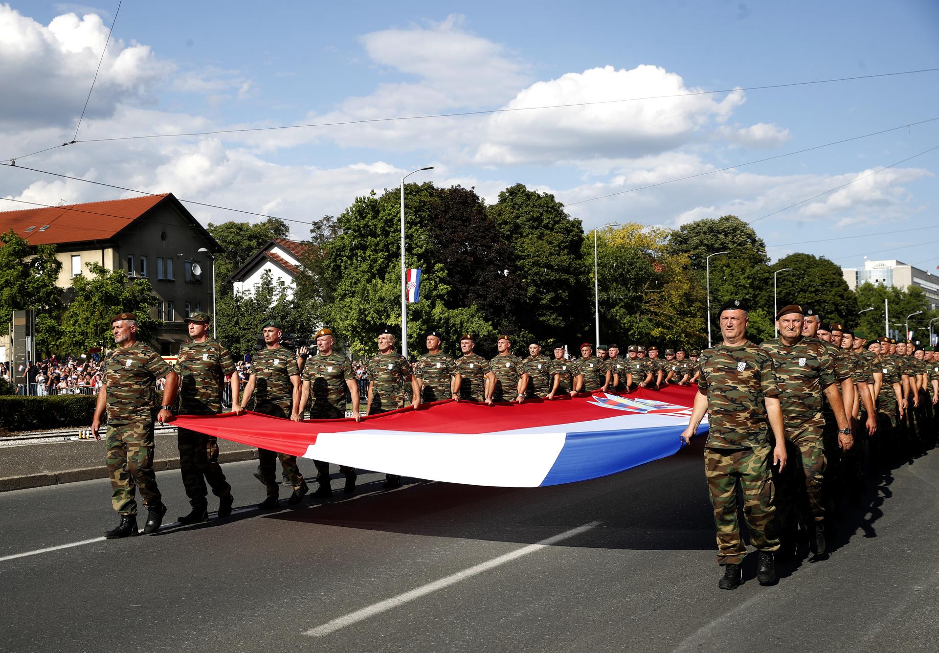 Soldados del Ejército Croata participan en un desfile militar en Zagreb, Croacia, 31 de julio de 2025. Croacia marcó el 30 aniversario de la Operación Tormenta, la última gran batalla de la Guerra de Independencia de Croacia en agosto de 1995, con un desfile militar que contó con más de 3,500 soldados y varios cientos de vehículos militares. (tormenta, Croacia) EFE/EPA/ANTONIO BAT