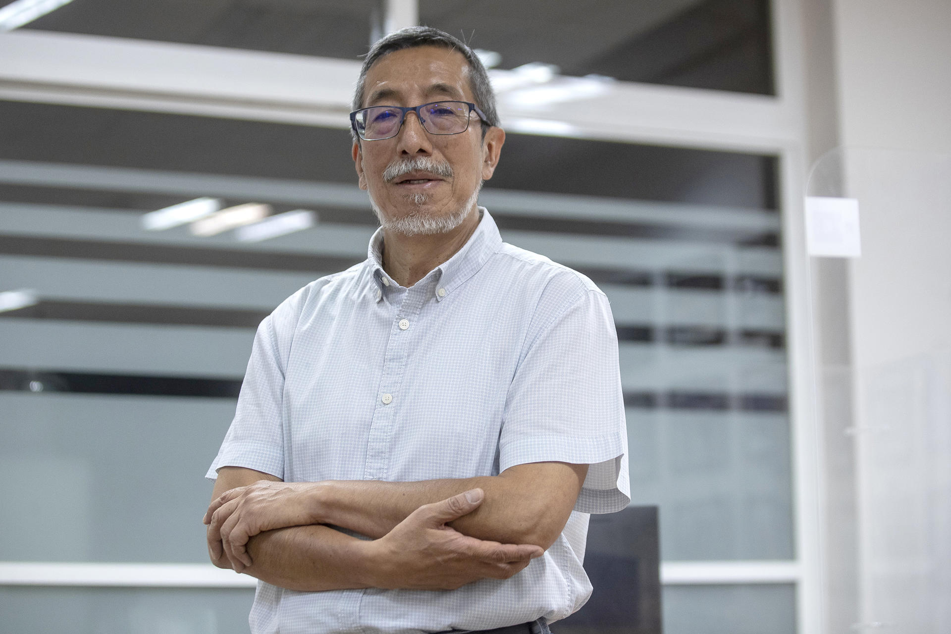 El activista del Instituto Mexicano de Derechos Humanos y Democracia (IMDHD), Edgar Cortez, posa al termino de una entrevista con EFE este viernes, en Ciudad de México (México). EFE/ Isaac Esquivel