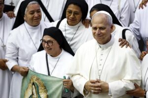 El papa León XIV (R) posa con monjas durante la audiencia general semanal en el Aula Pablo VI, Ciudad del Vaticano, 13 de agosto de 2025. (Papa) 
EFE/EPA/ANGELO CARCONI