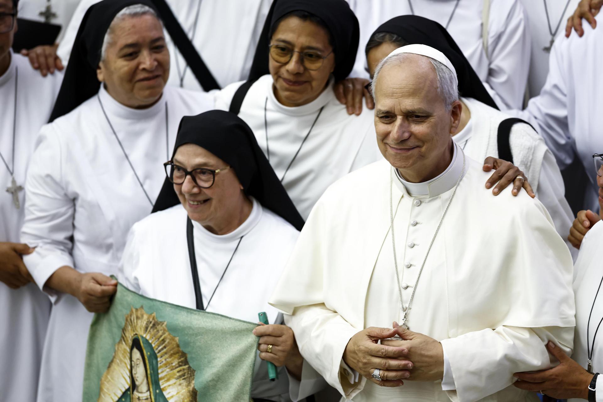 El papa León XIV (R) posa con monjas durante la audiencia general semanal en el Aula Pablo VI, Ciudad del Vaticano, 13 de agosto de 2025. (Papa) 
EFE/EPA/ANGELO CARCONI