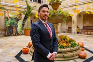 Fotografía cedida este lunes, por la Presidencia de Colombia del nuevo Ministro de Igualdad, Juan Carlos Florián, posando en Bogotá (Colombia). EFE/ Presidencia de Colombia