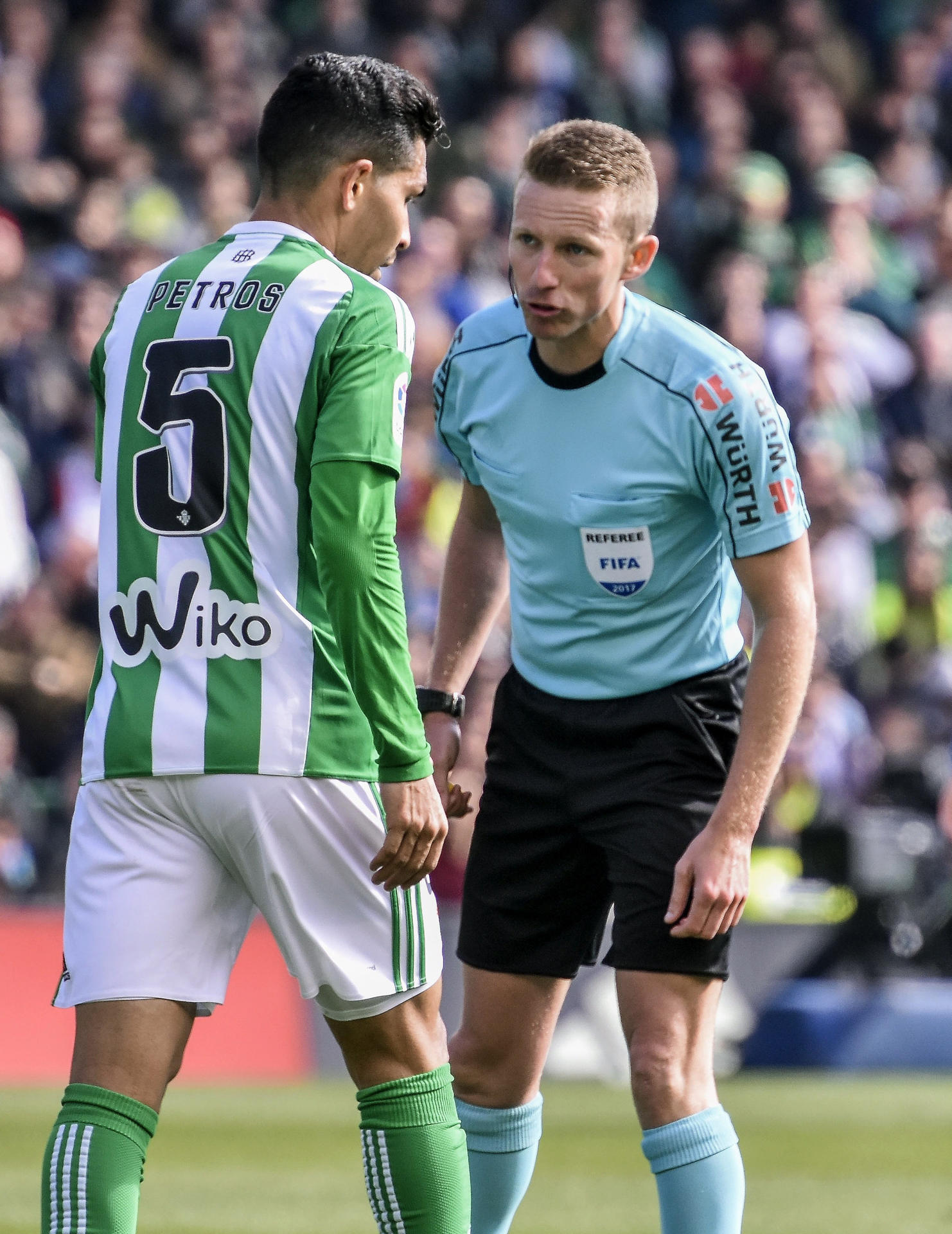 Fotografía de Raúl Caro en la que puede verse una foto de archivo del 29 de enero de 2017 del árbitro Alejandro José Hernández (d) hablando con el centrocampista brasileño Petros Dos Santos (i), durante un partido de Primera División.
