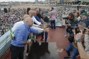 Concejales del Ayuntamiento de Gijón posan para los fotógrafos durante el escanciado simiultaneo de sidra. La ciudad de Gijón ha logrado este viernes un nuevo récord mundial de escanciado simultáneo de sidra al aglutinar a 9833 personas echando un culín a la vez en la playa de Poniente en el cierre de una semana de actividades dedicada a esa bebida tradicional asturiana. EFE/Juan González